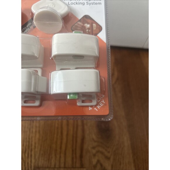 Safety 1st Magnetic Locking System Starter Set 4 Locks & 1 Key White HS132 - Picture 4 of 5